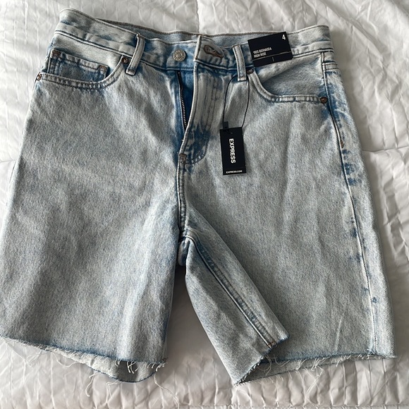 Light wash Bermuda shorts - Picture 3 of 3